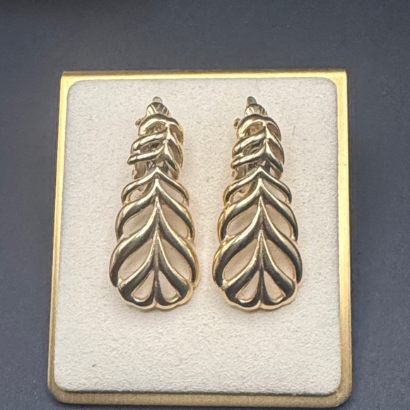 Vintage Trifari feather drop gold earrings,leaf bracelet,pearl brooch set of 3 - Picture 4 of 10